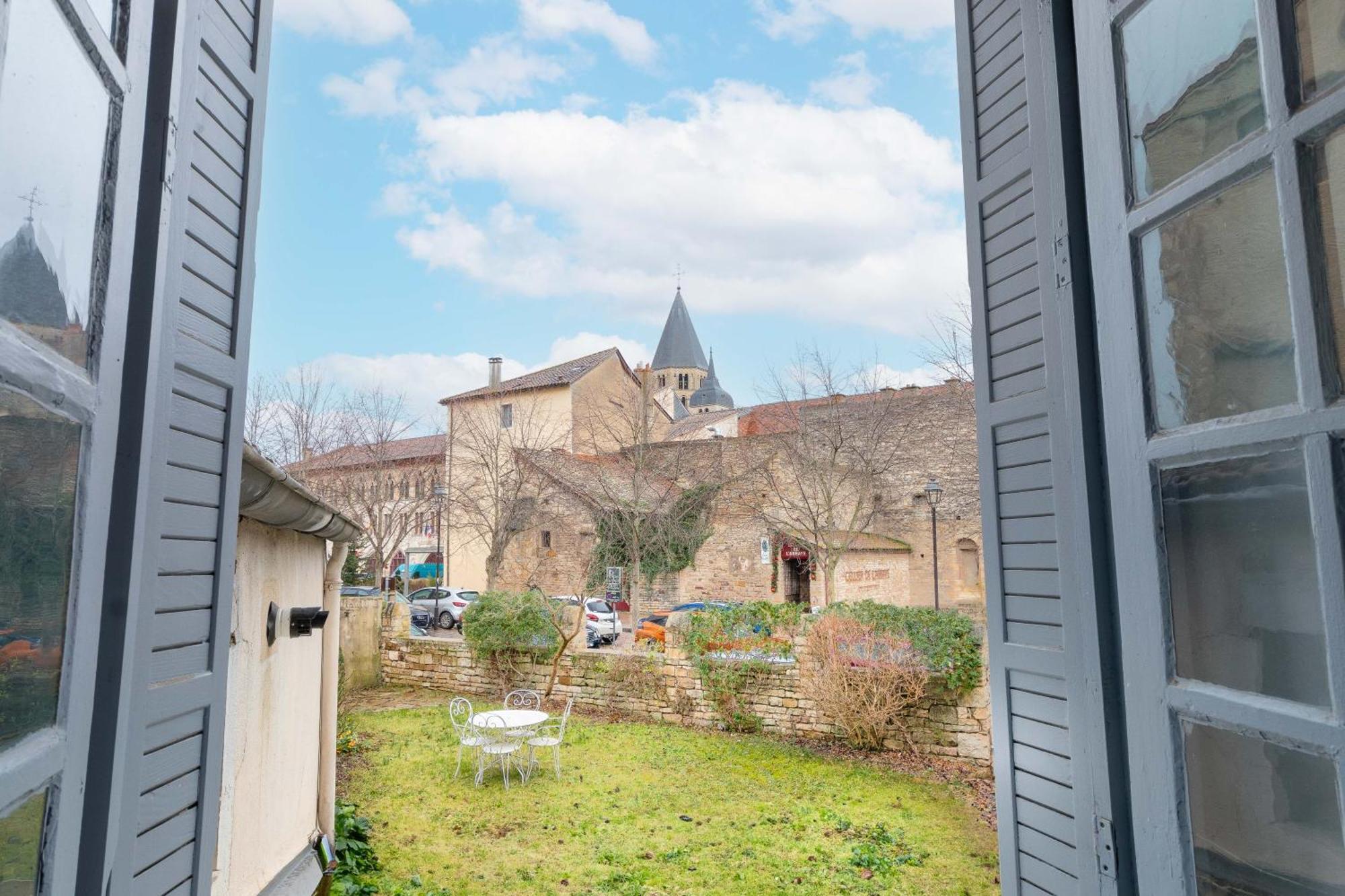 Cabana & La Place De L'Abbaye - Centre-Ville, Jardin Cluny Exterior photo